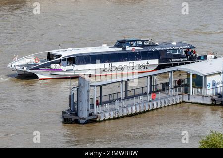 Una barca Tamigi Clipper Uber che arriva al molo Bankside a Southwark, Londra, Regno Unito Foto Stock