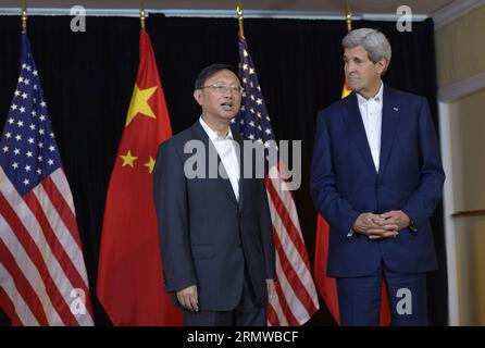 Il consigliere di Stato cinese Yang Jiechi (L) e il segretario di Stato americano John Kerry parlano con i giornalisti prima di una riunione a Boston, Massachusetts, Stati Uniti, 18 ottobre 2014. Il consigliere di Stato cinese Yang Jiechi ha detto sabato che la Cina è disposta a lavorare con gli Stati Uniti per preparare adeguatamente la prossima visita in Cina da parte del presidente degli Stati Uniti Barack Obama in modo che possa dare risultati positivi. ) US-BOSTON-CHINA-YANG JIECHI-JOHN KERRY-MEETING YinxBogu PUBLICATIONxNOTxINxCHN il consigliere di Stato cinese Yang Jiechi l e il segretario di Stato degli Stati Uniti John Kerry parlano ai Reporter Prior t Foto Stock