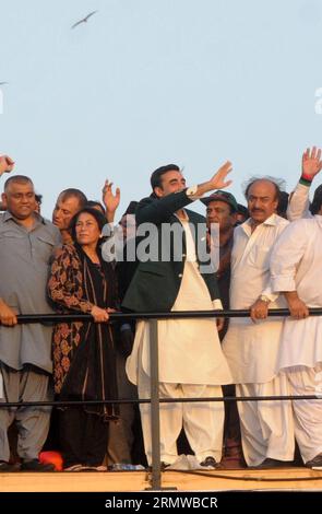 Bilawal Bhutto Zardari (C), presidente del Pakistan Peoples Party (PPP), onora i sostenitori mentre arriva per un incontro pubblico nella città portuale del Pakistan meridionale di Karachi il 18 ottobre 2014. Decine di migliaia di sostenitori del PPP si riunirono a Karachi per mostrare il loro sostegno a Bilawal Bhutto Zardari, figlio del Premier ucciso del paese Benazir Bhutto, al lancio formale della sua carriera politica. PAKISTAN-KARACHI-PPP-BHUTTO-RALLY Masroor PUBLICATIONxNOTxINxCHN Bilawal Bhutto Zardari C Presidente del Partito Popolare del Pakistan PPP si rivolge ai sostenitori mentre arriva per un raduno pubblico nel Pak meridionale Foto Stock