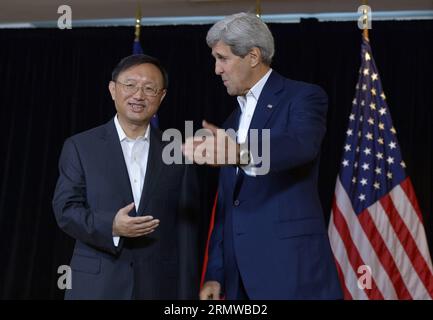 Il consigliere di Stato cinese Yang Jiechi (L) e il segretario di Stato americano John Kerry parlano con i giornalisti prima di una riunione a Boston, Massachusetts, Stati Uniti, 18 ottobre 2014. Il consigliere di Stato cinese Yang Jiechi ha detto sabato che la Cina è disposta a lavorare con gli Stati Uniti per preparare adeguatamente la prossima visita in Cina da parte del presidente degli Stati Uniti Barack Obama in modo che possa dare risultati positivi. ) US-BOSTON-CHINA-YANG JIECHI-JOHN KERRY-MEETING YinxBogu PUBLICATIONxNOTxINxCHN il consigliere di Stato cinese Yang Jiechi l e il segretario di Stato degli Stati Uniti John Kerry parlano ai Reporter Prior t Foto Stock