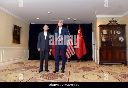 Il consigliere di Stato cinese Yang Jiechi (L) e il segretario di Stato americano John Kerry parlano con i giornalisti prima di una riunione a Boston, Massachusetts, Stati Uniti, 18 ottobre 2014. Il consigliere di Stato cinese Yang Jiechi ha detto sabato che la Cina è disposta a lavorare con gli Stati Uniti per preparare adeguatamente la prossima visita in Cina da parte del presidente degli Stati Uniti Barack Obama in modo che possa dare risultati positivi. ) US-BOSTON-CHINA-YANG JIECHI-JOHN KERRY-MEETING YinxBogu PUBLICATIONxNOTxINxCHN il consigliere di Stato cinese Yang Jiechi l e il segretario di Stato degli Stati Uniti John Kerry parlano ai Reporter Prior t Foto Stock