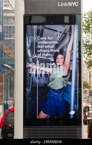 Annunci accattivanti dal deodorante dove Dry Spray sugli schermi Link NYC a Midtown Manhattan, New York City. Foto Stock