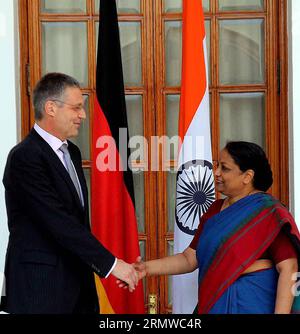 (141021) -- NUOVA DELHI, 20 ottobre 2014 -- il Segretario degli Esteri indiano Sujatha Singh (R) stringe la mano al Segretario di Stato in visita del Ministero federale degli Esteri tedesco Markus Ederer durante una riunione alla Hyderabad House a nuova Delhi, India, il 20 ottobre 2014. ) INDIA-NUOVA DELHI-MEETING ParthaxSarkar PUBLICATIONxNOTxINxCHN nuova Delhi OCT 20 2014 il Segretario degli Esteri indiano Sujatha Singh r Shakes Hands with Visiting State Secretary of German Federal Foreign Office Markus Ederer durante una riunione ALLA Hyderabad House di nuova Delhi India IL 20 ottobre 2014 India riunione di nuova Delhi ParthaxSarkar PUBLICATIONxNOTxINxCHN Foto Stock