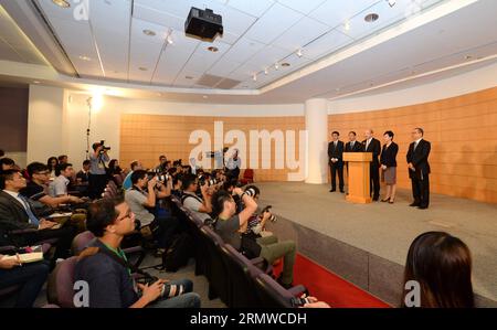 (141021) -- HONG KONG, 21 ottobre 2014 -- i rappresentanti del governo cinese della RAS di Hong Kong partecipano a una conferenza stampa dopo i loro colloqui con gli studenti leader della Hong Kong Academy of Medicine, Hong Kong meridionale, Cina, 21 ottobre 2014. Martedì il governo di Hong Kong ha tenuto i primi colloqui formali con i leader studenteschi che parlavano a nome dei manifestanti sit-in per trovare un modo pacifico per porre fine al movimento Occupy Central, iniziato il 28 settembre. ) (Wyl) CHINA-HONG KONG-GOV T-PROTESTING STUDENTS-TALK (CN) QinxQing PUBLICATIONxNOTxINxCHN Hong Kong 21 ottobre 2014 rappresentanti della RAS cinese di Hong Kong governano Foto Stock