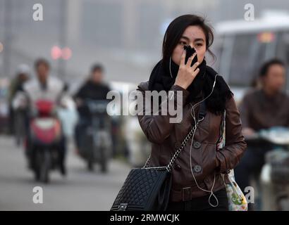 (141022) -- TAIYUAN, 22 ottobre 2014 -- Una ragazza copre il naso e la bocca con la sciarpa in un giorno nebbioso a Taiyuan, capitale della provincia dello Shanxi della Cina settentrionale, 22 ottobre 2014. Lo smog persistente ha avvolto la città dal 19 ottobre. ) (hdt) CHINA-TAIYUAN-SMOG (CN) YanxYan PUBLICATIONxNOTxINxCHN Taiyuan OCT 22 2014 una ragazza copre il naso e la bocca con la sua sciarpa IN un Hazy Day a Taiyuan capitale della provincia dello Shanxi della Cina settentrionale OCT 22 2014 lo Smog persistente ha avvolto la città dall'OCT 19 HDT China Taiyuan Smog CN PUBLICATIONxNOTxINxCHN Foto Stock