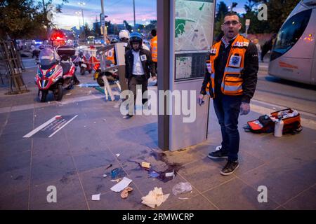 (141022) -- GERUSALEMME, 22 ottobre 2014 -- i poliziotti israeliani stanno di guardia nel sito dopo che un'auto è sbattuta in un gruppo di pedoni in una stazione della metropolitana leggera di Gerusalemme, il 22 ottobre 2014. Un uomo palestinese ha sbattuto un'auto in una stazione ferroviaria affollata di Gerusalemme, uccidendo un bambino e ferendo altre sette persone mercoledì, in un sospetto attacco terroristico, ha detto la polizia. ) MIDEAST-JERUSALEM-ATTACK JINI PUBLICATIONxNOTxINxCHN Gerusalemme ottobre 22 2014 poliziotti israeliani stanno di guardia AL sito dopo un'auto in un gruppo di pedoni PRESSO una stazione ferroviaria leggera di Gerusalemme IL 22 ottobre 2014 a PALEST Foto Stock