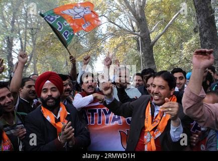 (141023) -- SRINAGAR, 23 ottobre 2014 -- gli attivisti del partito di governo indiano Bhartiya Janta Party ballano durante un raduno di benvenuto per l'arrivo del primo ministro indiano Narendra modi a Srinagar, capitale estiva del Kashmir controllato dagli indiani, il 23 ottobre 2014. Modi è arrivato a Srinagar giovedì per celebrare la festa indù delle luci con le persone colpite dalle inondazioni. I gruppi separatisti del Kashmir avevano chiesto uno sciopero generale e proteste contro la visita dei modi). (Zjy) KASHMIR-SRINAGAR-INDIA-PM-VISIT JavedxDar PUBLICATIONxNOTxINxCHN Srinagar OCT 23 2014 attivisti del partito di governo indiano Foto Stock