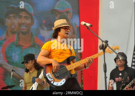 Shafin Ahmed, bassista e cantante della band Miles, si esibisce durante il cricket nazionale del Bangladesh, ricevendo un caloroso benvenuto da parte del BCB per festeggiare la festa Foto Stock