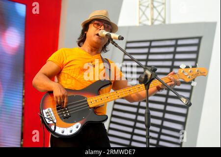 Shafin Ahmed, bassista e cantante della band Miles, si esibisce durante il cricket nazionale del Bangladesh, ricevendo un caloroso benvenuto da parte del BCB per festeggiare la festa Foto Stock