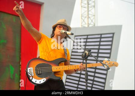 Shafin Ahmed, bassista e cantante della band Miles, si esibisce durante il cricket nazionale del Bangladesh, ricevendo un caloroso benvenuto da parte del BCB per festeggiare la festa Foto Stock