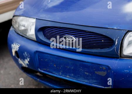 Minsk, Bielorussia, agosto 2023 - Logo di ford sulla vecchia auto arrugginita. La Ford Motor Company è una multinazionale statunitense. Foto Stock