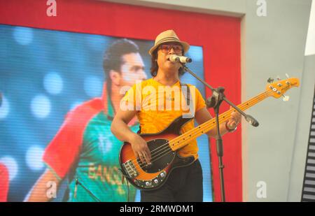 Shafin Ahmed, bassista e cantante della band Miles, si esibisce durante il cricket nazionale del Bangladesh, ricevendo un caloroso benvenuto da parte del BCB per festeggiare la festa Foto Stock