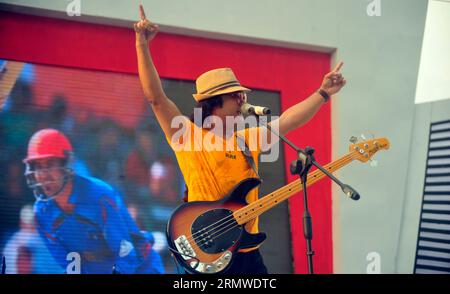 Shafin Ahmed, bassista e cantante della band Miles, si esibisce durante il cricket nazionale del Bangladesh, ricevendo un caloroso benvenuto da parte del BCB per festeggiare la festa Foto Stock