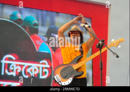 Shafin Ahmed, bassista e cantante della band Miles, si esibisce durante il cricket nazionale del Bangladesh, ricevendo un caloroso benvenuto da parte del BCB per festeggiare la festa Foto Stock