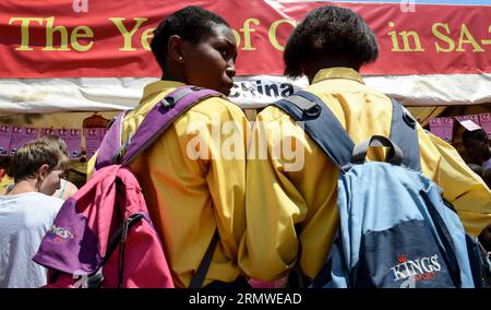 (141025) -- PRETORIA, 25 ottobre 2014 -- due studenti chiacchierano davanti allo stallo della Cina durante la Fiera diplomatica del 2014 di fronte agli edifici dell'Unione a Pretoria, Sudafrica, il 25 ottobre 2014. Il Dipartimento per le relazioni internazionali e la cooperazione del Sudafrica ha ospitato l' annuale Fiera diplomatica qui sabato con il tema che celebra i 20 anni di libertà e democrazia in Sudafrica . ) SUDAFRICA-PRETORIA-DIPLOMATIC FAIR ZhaixJianlan PUBLICATIONxNOTxINxCHN Pretoria OCT 25 2014 due studenti chiacchierano davanti alla stabile cinese durante la Fiera diplomatica del 2014 di fronte agli edifici dell'Unione a Pr Foto Stock