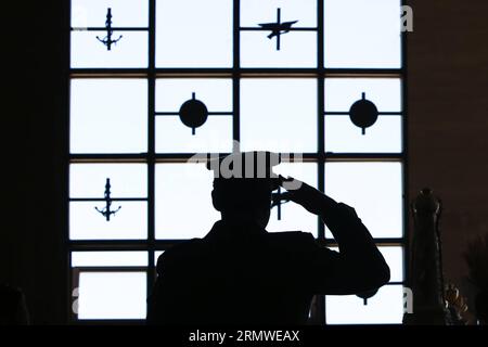 Un ufficiale militare italiano saluta al memoriale di guerra italiano durante una cerimonia in occasione del 72° anniversario della battaglia di El Alamein nella seconda guerra mondiale, ad Alamein, Egitto, 25 ottobre 2014. ) EGYPT-ALAMEIN-WWII-ANNIVERSARY CuixXinyu PUBLICATIONxNOTxINxCHN agli ufficiali militari italiani saluti ALL'Italian WAS Memorial durante una cerimonia per celebrare il 72 ° anniversario della battaglia di El Alamein nel mondo è stato II ad Alamein Egitto ottobre 25 2014 Egitto Alamein WWII Anniversary PUBLICATIONxNOTxINCHN Foto Stock