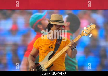 Shafin Ahmed, bassista e cantante della band Miles, si esibisce durante il cricket nazionale del Bangladesh, ricevendo un caloroso benvenuto da parte del BCB per festeggiare la festa Foto Stock