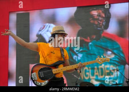 Shafin Ahmed, bassista e cantante della band Miles, si esibisce durante il cricket nazionale del Bangladesh, ricevendo un caloroso benvenuto da parte del BCB per festeggiare la festa Foto Stock