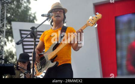 Shafin Ahmed, bassista e cantante della band Miles, si esibisce durante il cricket nazionale del Bangladesh, ricevendo un caloroso benvenuto da parte del BCB per festeggiare la festa Foto Stock