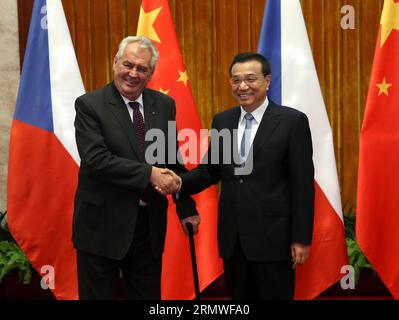 (141027) -- PECHINO, 27 ottobre 2014 -- il Premier cinese li Keqiang (R) stringe la mano al presidente ceco in visita Milos Zeman durante l'incontro a Pechino, capitale della Cina, 27 ottobre 2014. )(wjq) CHINA-BEIJING-li KEQIANG-CZECH PRESIDENT-MEETING (CN) PangxXinglei PUBLICATIONxNOTxINxCHN Pechino ottobre 27 2014 il Premier cinese ha lasciato Keqiang r Shakes Hands con il presidente ceco in visita Milos Zeman durante la riunione a Pechino capitale cinese ottobre 27 2014 Cina Pechino ha lasciato Keqiang riunione del presidente ceco CN PangxXinglei PUBLICATIONXNOTxINxINxCHN Foto Stock