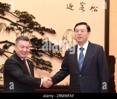 (141027) -- PECHINO, 27 ottobre 2014 -- Zhang Dejiang (R), presidente del Comitato permanente del Congresso nazionale del popolo cinese (NPC), stringe la mano a Zandaakhuu Enkhbold, presidente del grande Murale di Mongolia, durante i loro colloqui a Pechino, capitale della Cina, 27 ottobre 2014. )(wjq) CHINA-BEIJING-ZHANG DEJIANG-MONGOLIA-TALKS (CN) LiuxJiansheng PUBLICATIONxNOTxINxCHN Pechino OCT 27 2014 Zhang Dejiang r Presidente del Thing Committee of China S National Celebrities S Congress NPC Shakes Hands with Zandaakhuu Enkhbold Presidente del grande Hural of Mongolia durante i loro colloqui i Foto Stock