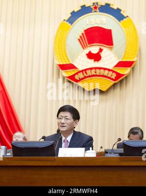 (141027) -- PECHINO, 27 ottobre 2014 -- Meng Jianzhu, membro dell'Ufficio politico del Comitato centrale del Partito Comunista Cinese (PCC) e anche capo della Commissione per gli affari politici e giuridici del Comitato centrale del PCC, presenta una relazione in occasione della riunione di apertura dell'ottava sessione del Comitato permanente della dodicesima Conferenza politica consultiva del popolo cinese (CPPCC) Comitato nazionale a Pechino, capitale della Cina, 27 ottobre 2014. Yu Zhengsheng, presidente del Comitato Nazionale del CPPCC, ha presieduto la riunione. ) (WJQ) RIUNIONE CINA-PECHINO-CPPCC - APERTA (CN) XIEXHUANCHI PU Foto Stock