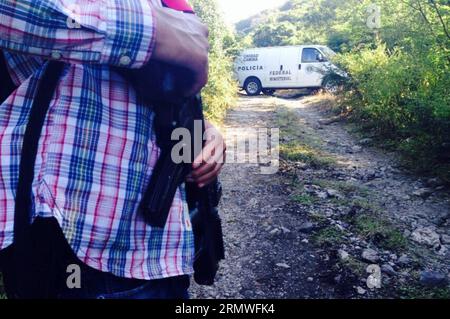 GUERRERO, 27 ottobre 2014 -- un elemento della polizia ministeriale dell'Ufficio del Procuratore generale (PGR, per il suo acronimo in spagnolo), presiede il sito vicino alla discarica municipale di Colula, nello stato di Guerrero, Messico, il 27 ottobre 2014. Esperti della PGR e membri dell'esercito messicano hanno scoperto lunedì una fossa clandestina nella discarica municipale di Cocula, Guerrero, Messico, in cui stanno lavorando per determinare se ci sono resti umani, secondo la stampa locale. Il presidente messicano Enrique pena Nieto ha incaricato il Gabinetto di sicurezza di incontrare il Governatore ad interim di Guerrero, Rogelio Ortega ma Foto Stock