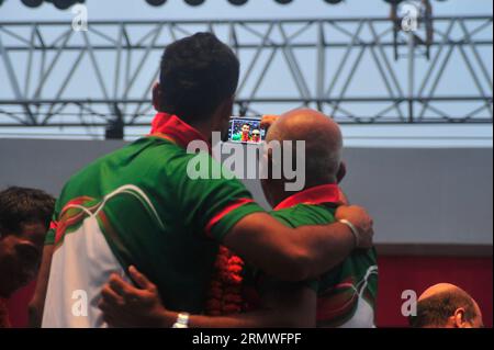 Il capitano Mashrafe Bin Mortaza e il capo allenatore Chandika Hathrusingha scattano dei selfie durante i giocatori di cricket nazionali del Bangladesh che ricevono un caloroso benvenuto da parte del Foto Stock