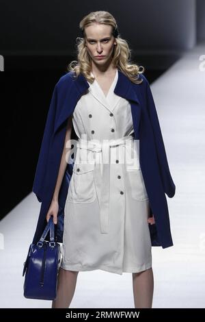 (141028) -- PECHINO, 28 ottobre 2014 -- Un modello presenta una creazione di designer russi durante la China Fashion Week a Pechino, capitale della Cina, 28 ottobre 2014. ) (lfj) SETTIMANA DELLA MODA CINA-PECHINO (CN) ZhangxYuwei PUBLICATIONxNOTxINxCHN Pechino ottobre 28 2014 un modello presenta una creazione di designer russi durante la settimana della moda cinese a Pechino capitale della Cina ottobre 28 2014 settimana della moda cinese di Pechino CN ZhangxYuwei PUBLICATIONxNOTxINxCHN Foto Stock
