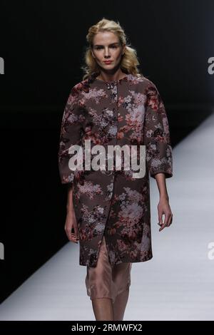 (141028) -- PECHINO, 28 ottobre 2014 -- Un modello presenta una creazione di designer russi durante la China Fashion Week a Pechino, capitale della Cina, 28 ottobre 2014. ) (lfj) SETTIMANA DELLA MODA CINA-PECHINO (CN) ZhangxYuwei PUBLICATIONxNOTxINxCHN Pechino ottobre 28 2014 un modello presenta una creazione di designer russi durante la settimana della moda cinese a Pechino capitale della Cina ottobre 28 2014 settimana della moda cinese di Pechino CN ZhangxYuwei PUBLICATIONxNOTxINxCHN Foto Stock