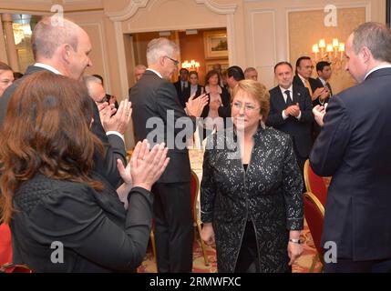 Immagine fornita da mostra il presidente cileno Michelle Bachelet (2nd R, front) che partecipa a una cena tenuta per personalità nei campi degli affari, della scienza e della politica al Regent Hotel di Berlino, Germania, il 27 ottobre 2014. ) GERMANY-BERLIN-CHILE-POLITICS-BACHELET CHILE SxPRESIDENCY PUBLICATIONxNOTxINxCHN immagine fornita da Shows Presidente cileno Michelle Bachelet 2° fronte che partecipa a una cena Hero per personalità nei campi di Business Science e POLITICA AL Regent Hotel di Berlino Germania ottobre 27 2014 Germania Berlin Chile POLITICS Bachelet Chile PUBLICATIONxNOTxINxCHN Foto Stock