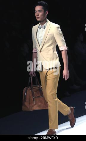 (141028) -- PECHINO, 28 ottobre 2014 -- Un modello presenta una creazione del designer cinese Yuan Bing durante la VISCAP Yuan Bing Collection of China Fashion Week a Pechino, capitale della Cina, 28 ottobre 2014. ) (mp) SETTIMANA DELLA MODA CINA-PECHINO (CN) LixMingfang PUBLICATIONxNOTxINxCHN Pechino ottobre 28 2014 un modello presenta una creazione dei designer cinesi Yuan Bing durante la VISCAP Yuan Bing Collection della China Fashion Week a Pechino capitale della Cina ottobre 28 2014 MP China Beijing Fashion Week CN PUBLICATIONxNOTxINxCHN Foto Stock