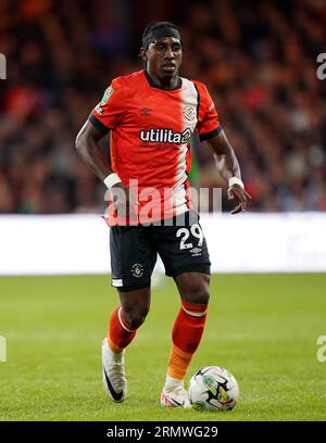 Amari'i Bell di Luton Town durante la partita del secondo turno della Carabao Cup a Kenilworth Road, Luton. Data foto: Martedì 29 agosto 2023. Foto Stock