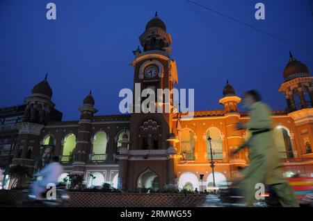 (141028) -- MULTAN, 28 ottobre 2014 -- i veicoli si spostano davanti al Ghanta Ghar o all'edificio della Torre dell'Orologio nel centro di Multan nel Pakistan il 28 ottobre 2014. Ghanta Ghar o Torre dell'Orologio di Multan fu costruita nel 1884 d.C. durante il Raj britannico nell'Asia meridionale. Dopo aver approvato la legge municipale 1883, gli inglesi avevano bisogno di uffici per gestire la città. Cominciarono a costruire Ghanta Ghar a Multan il 12 febbraio 1884 e ci vollero 4 anni per costruire completamente questo edificio. PAKISTAN-MULTAN-CLOCK TOWER AhmadxKamal PUBLICATIONxNOTxINxCHN Multan OCT 28 2014 I VEICOLI passano davanti Ghanta Ghar o Clock Tower Building in Multan o nel Pakistan centrale Foto Stock