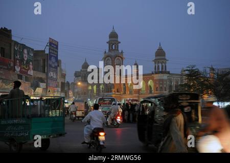 (141028) -- MULTAN, 28 ottobre 2014 -- i veicoli si spostano davanti al Ghanta Ghar o all'edificio della Torre dell'Orologio nel centro di Multan nel Pakistan il 28 ottobre 2014. Ghanta Ghar o Torre dell'Orologio di Multan fu costruita nel 1884 d.C. durante il Raj britannico nell'Asia meridionale. Dopo aver approvato la legge municipale 1883, gli inglesi avevano bisogno di uffici per gestire la città. Cominciarono a costruire Ghanta Ghar a Multan il 12 febbraio 1884 e ci vollero 4 anni per costruire completamente questo edificio. PAKISTAN-MULTAN-CLOCK TOWER AhmadxKamal PUBLICATIONxNOTxINxCHN Multan OCT 28 2014 I VEICOLI passano davanti Ghanta Ghar o Clock Tower Building in Multan o nel Pakistan centrale Foto Stock
