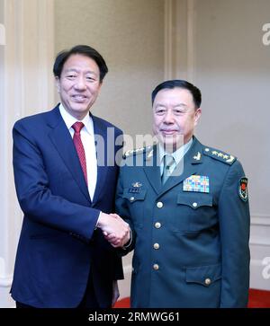 (141028) -- PECHINO, 28 ottobre 2014 -- il vicepresidente della Commissione militare centrale cinese fan Changlong (R) incontra il vice primo ministro e ministro della sicurezza nazionale e degli affari interni di Singapore Teo Chee Hean a Pechino, capitale della Cina, 28 ottobre 2014. ) (mp) CINA-PECHINO-FAN CHANGLONG-SINGAPOREAN VICE PM-MEETING (CN) YaoxDawei PUBLICATIONxNOTxINxCHN Pechino ottobre 28 2014 il vicepresidente della Commissione militare centrale cinese Chang Long r incontra i vice primi ministri e ministri della sicurezza nazionale e degli affari interni di Singapore Teo Chee Hean a Pechino capitale del Foto Stock