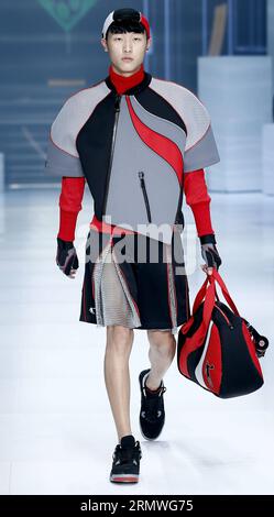 PECHINO, -- Un modello presenta un design di abbigliamento sportivo al 9° China Sporting Equipment Design Contest durante la China Fashion Week 2015 S/S Collection a Pechino, capitale della Cina, 28 ottobre 2014. ) (lmm) CHINA-BEIJING-FASHION SHOW-SPORTING EQUIPMENT DESIGN CONTEST (CN) ChenxJianli PUBLICATIONxNOTxINxCHN Beijing a Model presenta un design sportivo al nono China Sporting Equipment Design Contest durante la China Fashion Week 2015 S Collection a Pechino capitale della Cina ottobre 28 2014 lmm China Beijing Fashion Show Sporting Equipment Design Contest CN ChenxJianli PUBLICATIONxNOTxINxCHN Foto Stock