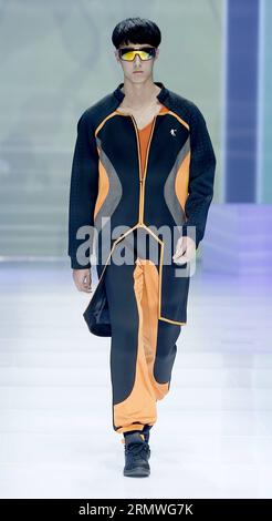 PECHINO, -- Un modello presenta un design di abbigliamento sportivo al 9° China Sporting Equipment Design Contest durante la China Fashion Week 2015 S/S Collection a Pechino, capitale della Cina, 28 ottobre 2014. ) (lmm) CHINA-BEIJING-FASHION SHOW-SPORTING EQUIPMENT DESIGN CONTEST (CN) ChenxJianli PUBLICATIONxNOTxINxCHN Beijing a Model presenta un design sportivo al nono China Sporting Equipment Design Contest durante la China Fashion Week 2015 S Collection a Pechino capitale della Cina ottobre 28 2014 lmm China Beijing Fashion Show Sporting Equipment Design Contest CN ChenxJianli PUBLICATIONxNOTxINxCHN Foto Stock