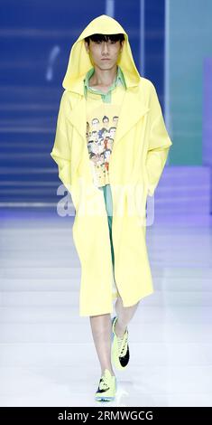 PECHINO, -- Un modello presenta un design di abbigliamento sportivo al 9° China Sporting Equipment Design Contest durante la China Fashion Week 2015 S/S Collection a Pechino, capitale della Cina, 28 ottobre 2014. ) (lmm) CHINA-BEIJING-FASHION SHOW-SPORTING EQUIPMENT DESIGN CONTEST (CN) ChenxJianli PUBLICATIONxNOTxINxCHN Beijing a Model presenta un design sportivo al nono China Sporting Equipment Design Contest durante la China Fashion Week 2015 S Collection a Pechino capitale della Cina ottobre 28 2014 lmm China Beijing Fashion Show Sporting Equipment Design Contest CN ChenxJianli PUBLICATIONxNOTxINxCHN Foto Stock