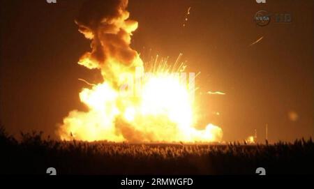 (141028) -- NEW YORK, 28 ottobre 2014 () -- il video della NASA mostra un'astronave esplode sopra il complesso di lancio a Wallops Island, Stati Uniti, 28 ottobre 2014. Un'astronave senza equipaggio gestita dalla società privata statunitense Orbital Sciences Corp. È esplosa martedì per la sua terza missione di rifornimento cargo alla stazione spaziale Internazionale (ISS), trasmessa dalla NASA TV. () US-SPACESHIP-EXPLODED Xinhua PUBLICATIONxNOTxINxCHN New York OCT 28 2014 The Video grave Image from NASA TV Shows to Space Ship Explode over the Launch Complex AT Wallops Iceland the United States OCT 28 2014 to Unmanned Spac Foto Stock