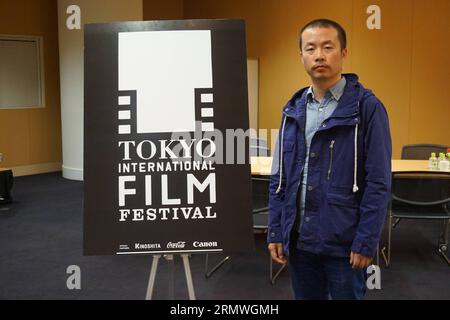 (141029) -- TOKYO, 29 ottobre 2014 -- il regista cinese li Ruijun del film Where Is My Home riceve un'intervista a Tokyo, Giappone, 28 ottobre 2014. Il film Where Is My Home è stato l'unico film cinese che è stato iscritto alla sezione concorso del 27° Festival internazionale del cinema di Tokyo. ) JAPAN-TOKYO-CHINESE DIRECTOR-INTERVIEW ZhuxChao PUBLICATIONxNOTxINxCHN Tokyo OCT 29 2014 Chinese Director Left Ruijun of the Film Where IS My Home receives to Interview in Tokyo Giappone OCT 28 2014 The Film Where IS My Home What the Only Chinese Film Thatcher What in Competition Section of the 27th Tokyo Inter Foto Stock