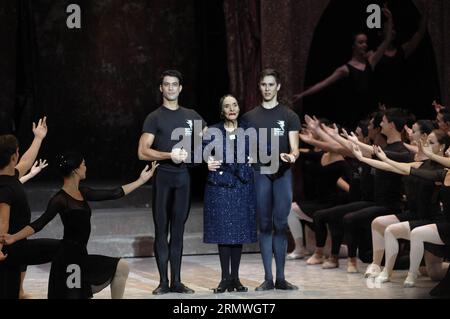 HAVANA, 28 ottobre 2014 - Alicia Alonso (C), direttrice del Cuba National Ballet (BNC, per il suo acronimo in spagnolo), partecipa all'apertura del 24th Havana Ballet International Festival, al teatro di Karl Marx, a l'Avana, Cuba, il 28 ottobre 2014. Il balletto di apertura fu Shakespeare y sus mascaras (Shakespeare e le sue maschere), della regista BNC Alicia Alonso, basata sulla tragedia di Shakespeare Romeo e Giulietta. Il festival è dedicato al drammaturgo britannico William Shakespeare. ) (Dzl) CUBA-HAVANA-BALLET JOAQUINxHERNANDEZ PUBLICATIONxNOTxINxCHN Havana OCT 28 2014 Alicia Alonso C Direttore di Cu Foto Stock