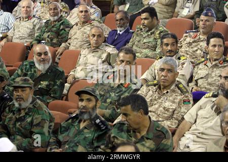 TRIPOLI, 29 ottobre 2014 -- i leader dell'esercito libico partecipano alla conferenza straordinaria dei dipendenti dell'esercito libico nella regione occidentale nella città di Sorman, a ovest di Tripoli, Libia, 29 ottobre 2014. I partecipanti hanno chiesto il sostegno del governo di salvezza nazionale in Libia e delle forze di Libia Dawn che stanno combattendo nei campi di battaglia. ) LIBIA-SORMAN-ARMY-CONFERENCE HamzaxTurkia PUBLICATIONxNOTxINxCHN Tripoli OCT 29 2014 i leader dell'esercito libico partecipano alla conferenza straordinaria dei dipendenti dell'esercito libico nella regione occidentale nella città di WEST of Trip Foto Stock
