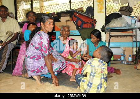 (141030) -- BADULLA, 30 ottobre 2014 -- le persone attendono nuove informazioni sui loro familiari scomparsi in un campo di soccorso a Badulla, Sri Lanka, il 30 ottobre 2014. Giovedì il presidente dello Sri Lanka Mahinda Rajapaksa ha visitato i residenti colpiti dalle frane in una zona centrale dove i soccorritori stanno lavorando duramente per cercare quasi 200 persone che si stima siano ancora dispersi. Non sono stati trovati nuovi corpi nonostante gli scavi effettuati nel sito della frana dove tre corpi sono stati estratti martedì. ) SRI LANKA-BADULLA-LANDSLIDE YangxMeiju PUBLICATIONxNOTxINxCHN Badulla OCT 30 2014 Celebrities Wai Foto Stock