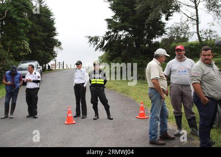 (141031) -- SANTA CRUZ DE TURRIALBA, 30 ottobre 2014 -- funzionari della Commissione nazionale per le emergenze stanno di guardia durante un blocco verso il vulcano Turrialba, vicino a Santa Cruz de Turrialba, 65 km a nord-est di San Jose, capitale della Costa Rica, il 30 ottobre 2014. Il vulcano Turrialba ha presentato giovedì un'eruzione di ceneri e pietre, provocando l'evacuazione dei residenti che vivono nell'area circostante, secondo la stampa locale. (rt) COSTA RICA-SANTA CRUZ DE TURRIABLA-AMBIENTE-VULCANO KENTxGILBERT PUBLICATIONxNOTxINxCHN Santa Cruz de Turrialba OCT 30 2014 funzionari della Nationa Foto Stock