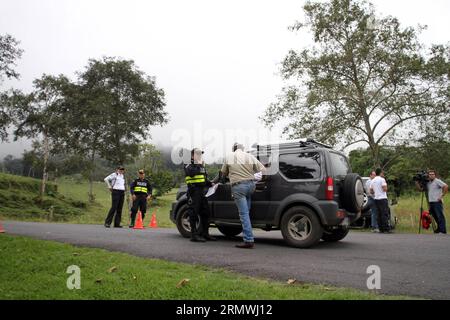 (141031) -- SANTA CRUZ DE TURRIALBA, 30 ottobre 2014 -- funzionari della Commissione nazionale per le emergenze stanno di guardia durante un blocco verso il vulcano Turrialba, vicino a Santa Cruz de Turrialba, 65 km a nord-est di San Jose, capitale della Costa Rica, il 30 ottobre 2014. Il vulcano Turrialba ha presentato giovedì un'eruzione di ceneri e pietre, provocando l'evacuazione dei residenti che vivono nell'area circostante, secondo la stampa locale. (rt) COSTA RICA-SANTA CRUZ DE TURRIABLA-AMBIENTE-VULCANO KENTxGILBERT PUBLICATIONxNOTxINxCHN Santa Cruz de Turrialba OCT 30 2014 funzionari della Nationa Foto Stock