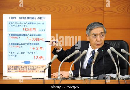 (141031) -- TOKYO, 31 ottobre 2014 -- Haruhiko Kuroda, governatore della Banca del Giappone (BOJ), partecipa a una conferenza stampa presso la sede della BOJ a Tokyo, Giappone, 31 ottobre 2014. BOJ ha deciso di acquistare titoli di Stato giapponesi da istituti finanziari in modo che le loro consistenze aumentino a un ritmo annuo di circa 80 trilioni di yen (731,28 miliardi di dollari). GIAPPONE-TOKYO-BOJ-CONFERENZA STAMPA Stringer PUBLICATIONxNOTxINxCHN Tokyo OCT 31 2014 Haruhiko Kuroda Governatore della Banca del Giappone BOJ partecipa a una conferenza stampa PRESSO LA sede centrale della BOJ a Tokyo Giappone OCT 31 2014 la BOJ ha deciso di acquistare il governo giapponese Foto Stock