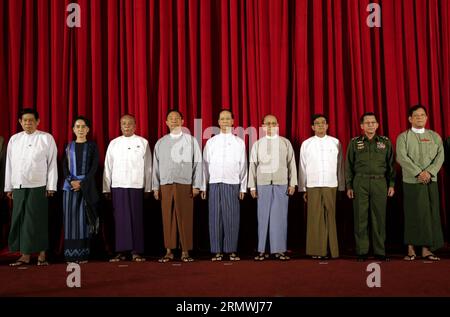 (141031) -- NAY PYI TAW, 31 ottobre 2014 -- il presidente del Myanmar U Thein Sein (4a R) presenta ai partecipanti una foto di gruppo prima del vertice della tavola rotonda a cinque partiti a Nay Pyi Taw, Myanmar, il 31 ottobre 2014. Il primo vertice multilaterale della tavola rotonda del Myanmar sugli affari politici interni è iniziato qui venerdì mattina, su invito del presidente U Thein Sein. MYANMAR-NAY PYI TAW-ROUNDTABLE SUMMIT PARLA UxAung PUBLICATIONxNOTxINxCHN Nay Pyi Taw OCT 31 2014 il presidente del Myanmar U Thein Be 4th r pone con i partecipanti per una foto di gruppo prima del Five Party Roundtable Summ Foto Stock