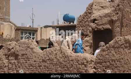 (230830) -- PECHINO, 30 agosto 2023 (Xinhua) -- questa foto scattata il 15 luglio 2023 mostra una vista del villaggio di Qala-e-Shatir, dove le forze statunitensi hanno sganciato bombe a grappolo nel 2001, nella città di Herat, nella provincia di Herat nell'Afghanistan occidentale. (Foto di Mashal/Xinhua) Foto Stock