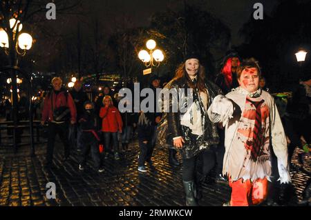 (141102) -- STOCCOLMA, centinaia di persone, giovani e anziani, indossano i loro costumi più spaventosi per marciare in una sfilata di Halloween a Stoccolma, Svezia, il 1 novembre 2014. ) SVEZIA-STOCCOLMA-HALLOWEEN PARADE RobxSchoenbaum PUBLICATIONxNOTxINxCHN Stoccolma centinaia di celebrità giovani e meno giovani indossarono i loro costumi per marciare in una sfilata di Halloween a Stoccolma Svezia IL 1 novembre 2014 Svezia Stoccolma Halloween Parade PUBLICATIONxNOTxINxCHN Foto Stock